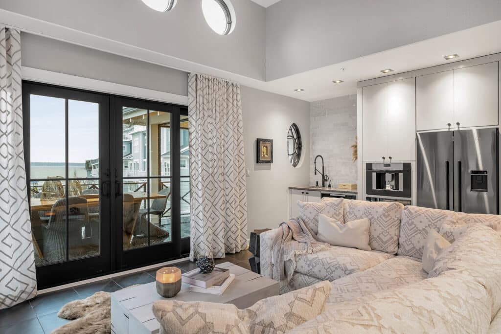 Contemporary Cottage Family Room Wet Bar